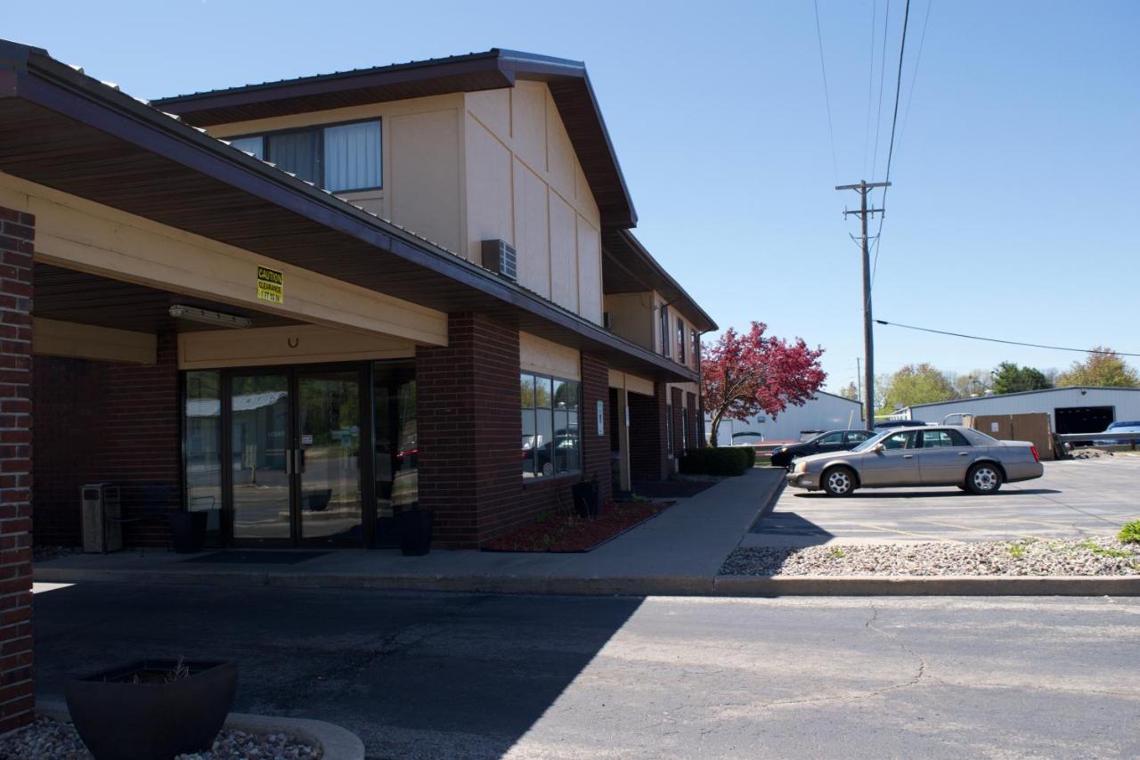 Amerivu Inn And Suites Shawano Wi Exterior foto