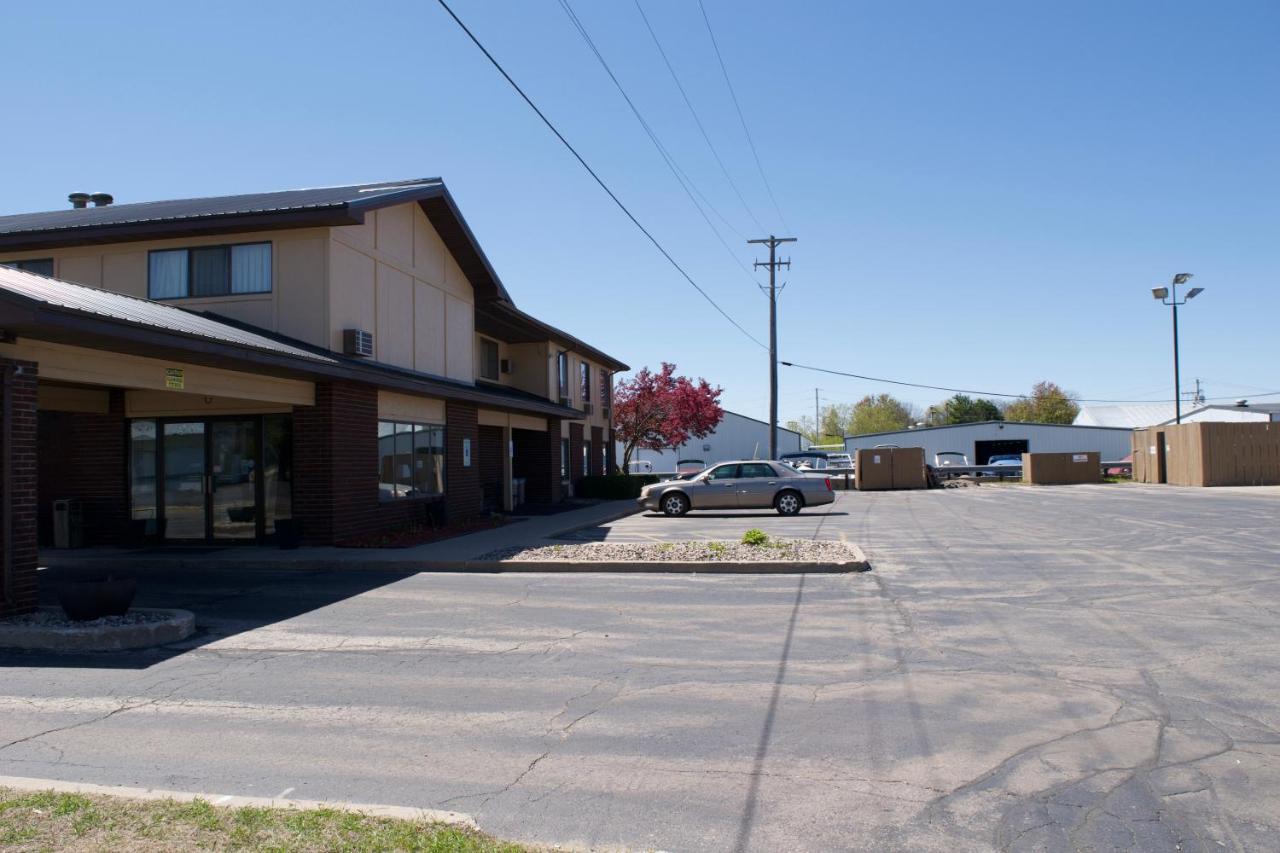 Amerivu Inn And Suites Shawano Wi Exterior foto
